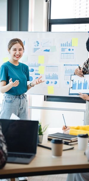successful-business-people-present successful-business-people-present