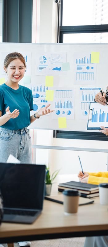 successful-business-people-present successful-business-people-present